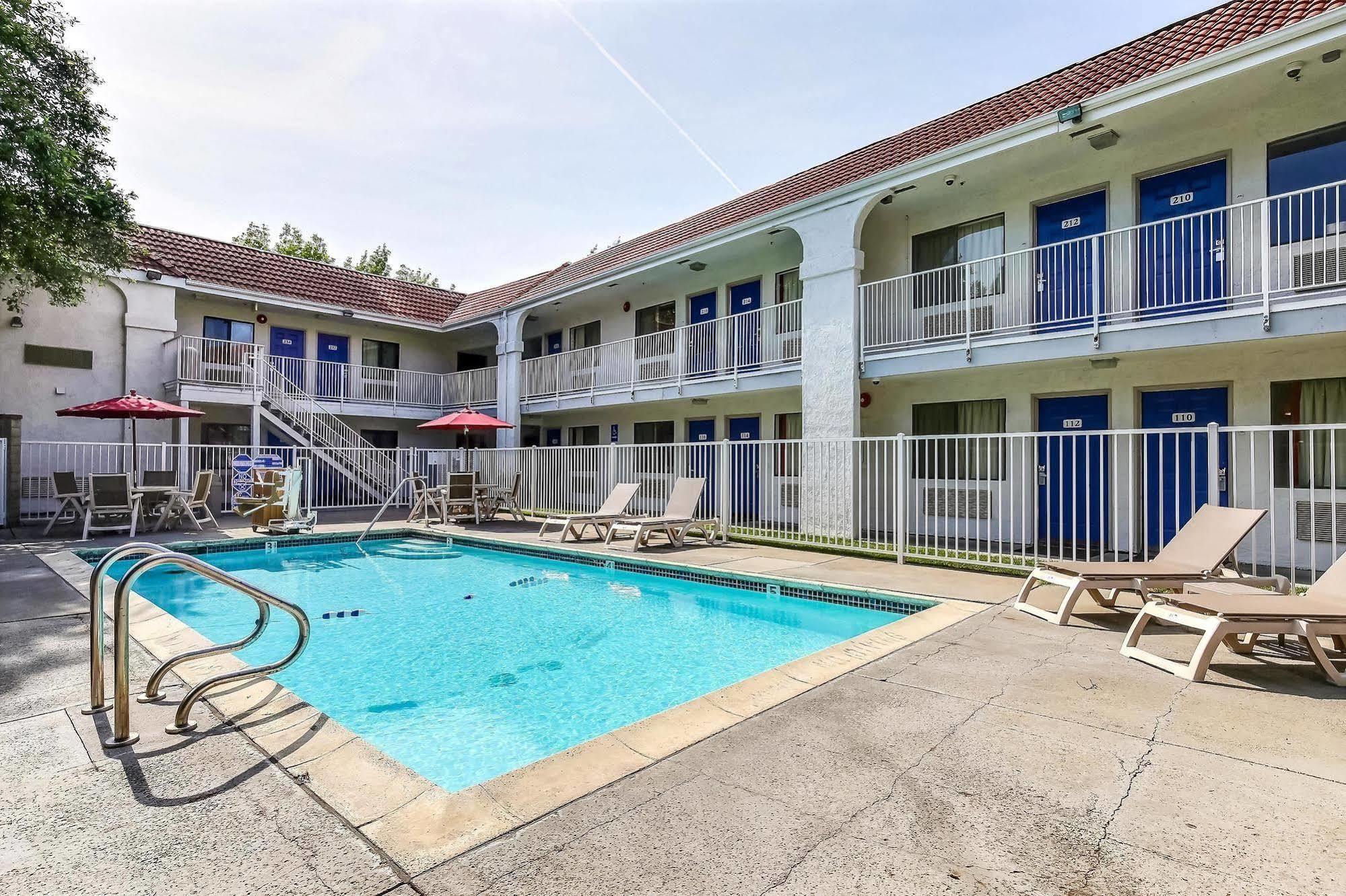 Motel 6-Pinole, Ca Eksteriør billede